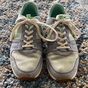 Vionic sneakers size 9